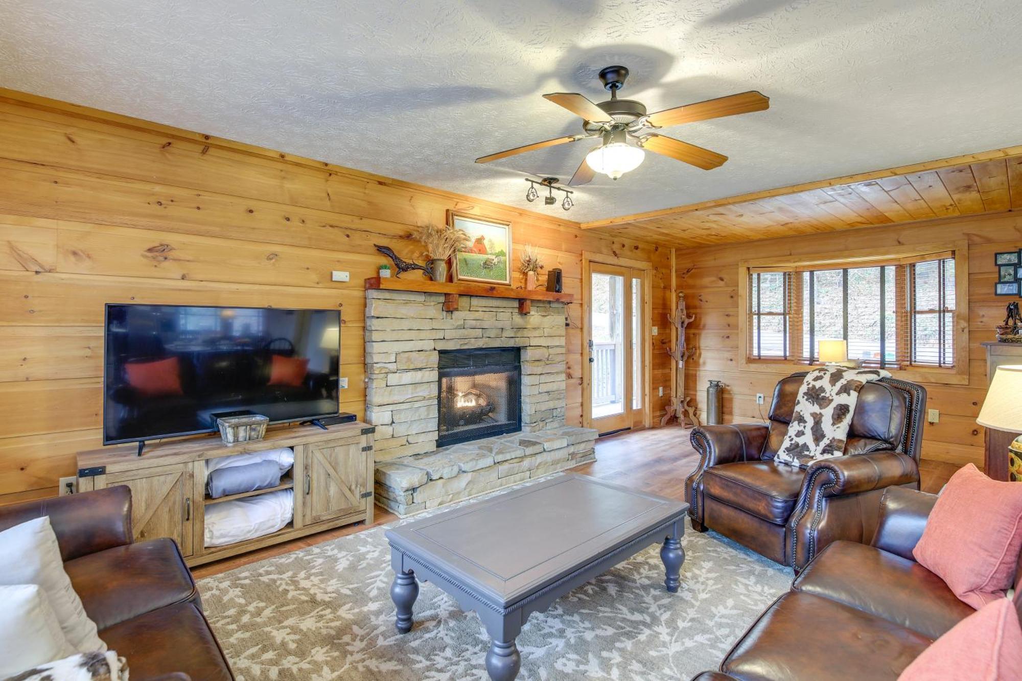 Pet-Friendly Gatlinburg Retreat With Hot Tub! Villa Exteriör bild