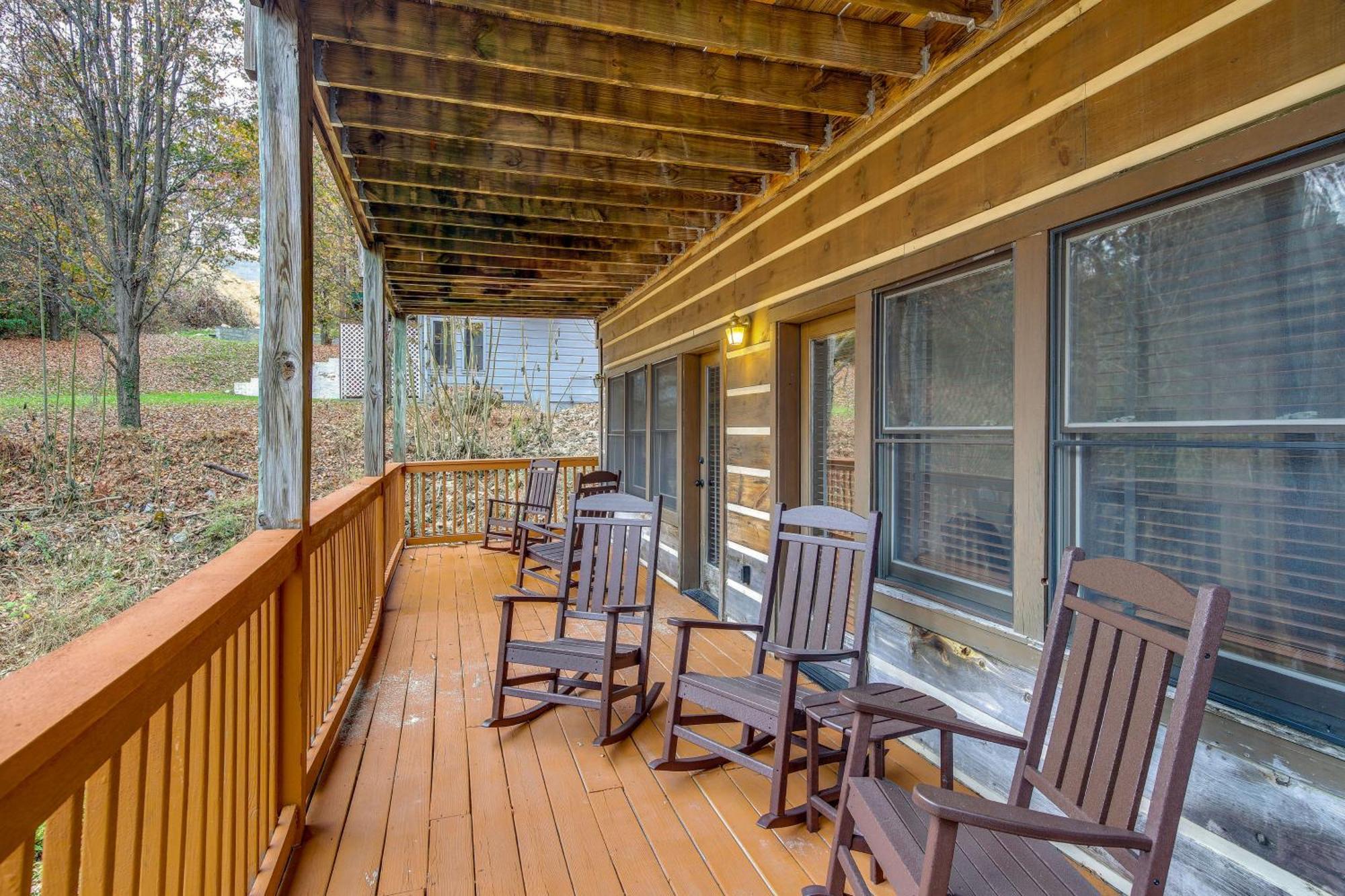 Pet-Friendly Gatlinburg Retreat With Hot Tub! Villa Exteriör bild